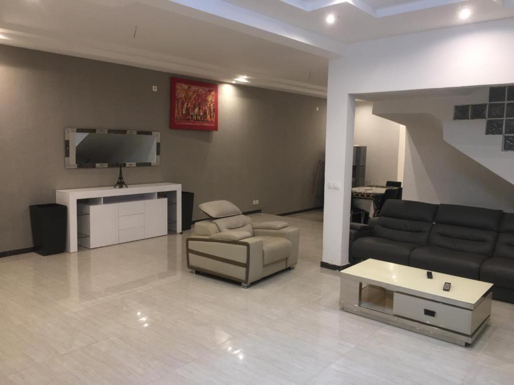 Saly - Villa Kage 6 Chambres -Clim-Wifi-Eau Chaude-Billard-Babyfoot-Ping Pong-Canal - Electricite Non Comprise Экстерьер фото