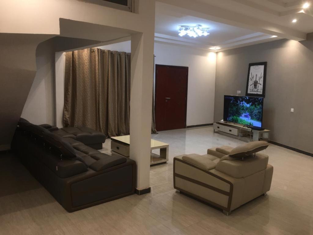 Saly - Villa Kage 6 Chambres -Clim-Wifi-Eau Chaude-Billard-Babyfoot-Ping Pong-Canal - Electricite Non Comprise Экстерьер фото